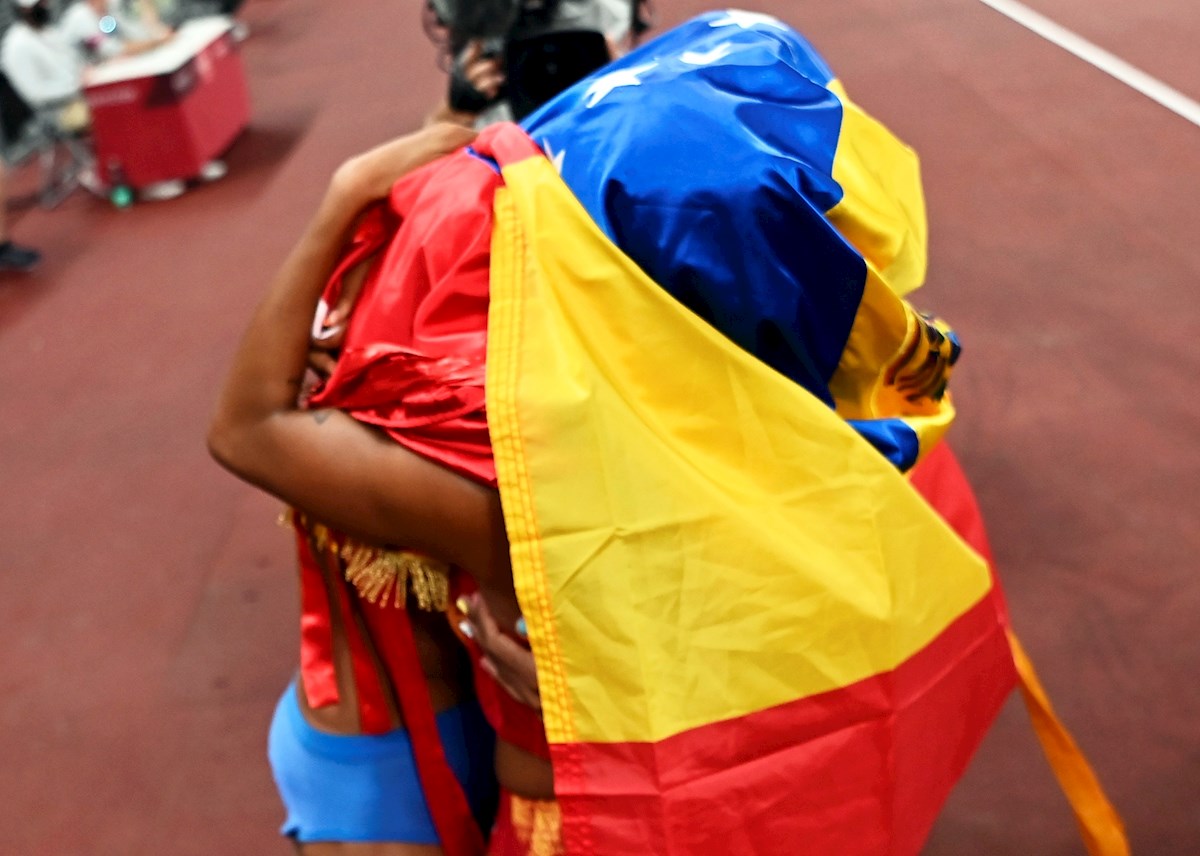 Dos atletas se abrazan tras una competición.