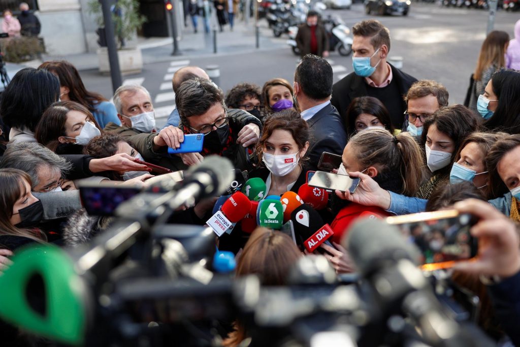 'Ayusers' vs 'Loosers': en España los medios son de derechas