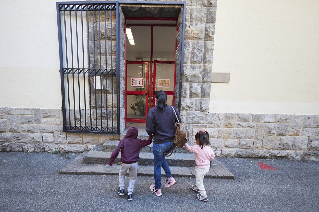 Una madre lleva a sus hijos al colegio en Pamplona, Navarra. E.P./Eduardo Sanz