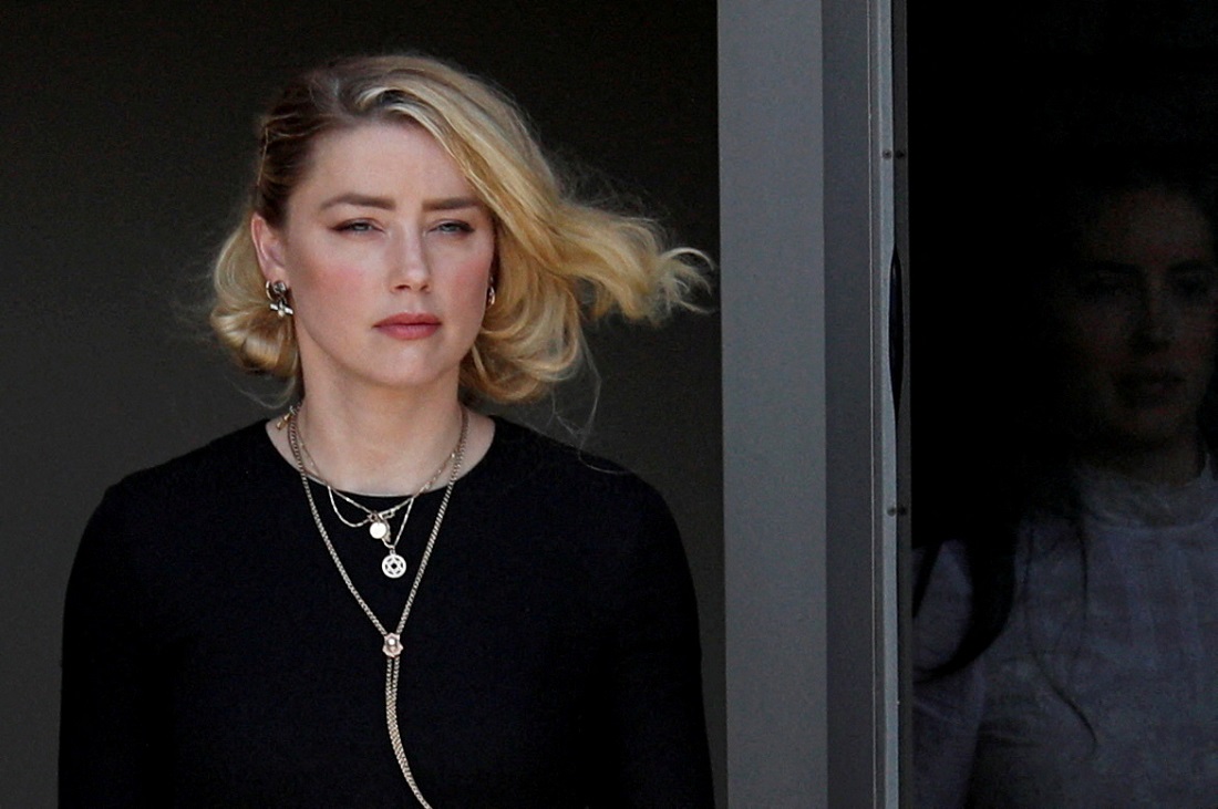La actriz Amber Heard abandona el juzgado del condado de Fairfax después del veredicto del jurado quje la condena a pagar 14 millones de dólares al actor Johnny Depp por difamación. REUTERS/Tom Brenner