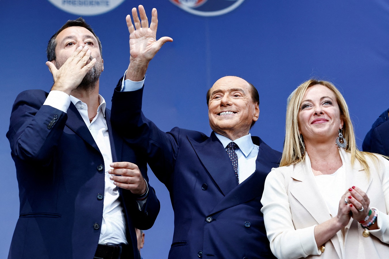 De izquierda a derecha, los líderes de la Liga, Matteo Salvini, Forza Italia, Silvio Berlusoni, y Hermanos de Italia, Giorgia Meloni, en el acto de cierre de campaña de las elecciones italianas. REUTERS/Yara Nardi
