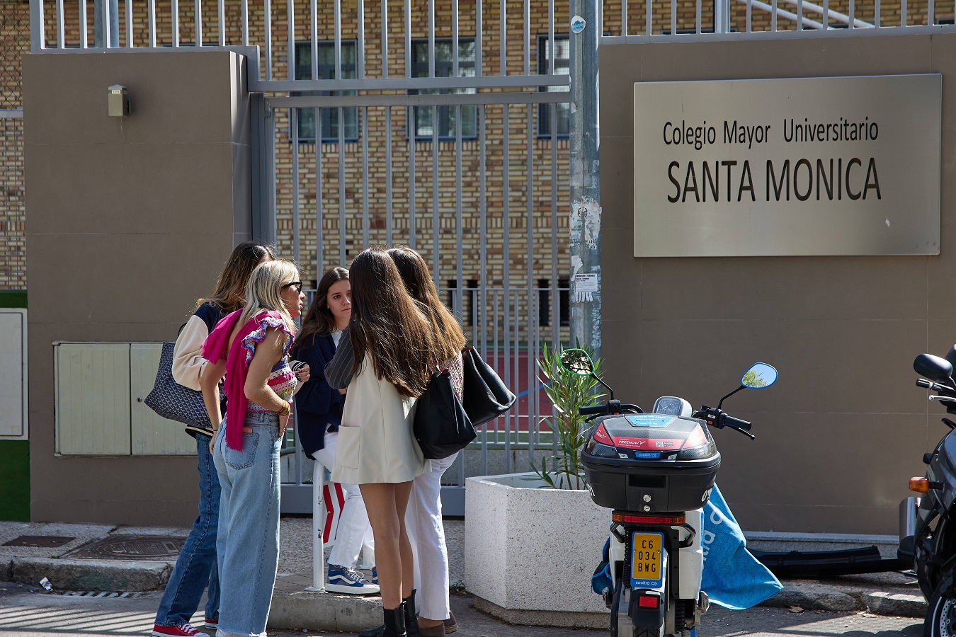 Varias alumnas en la entrada del Colegio Mayor Santa Mónica, en Madrid. E.P./ Jesús Hellín