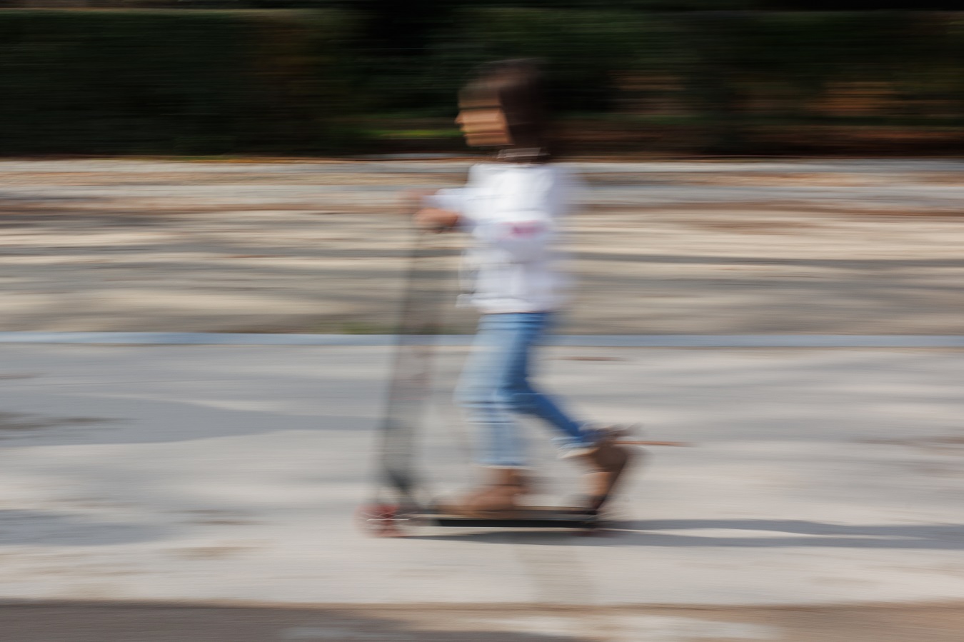 Una niña pasea en su patinete en el parque del Retiro. E.P./Alejandro Martínez Vélez