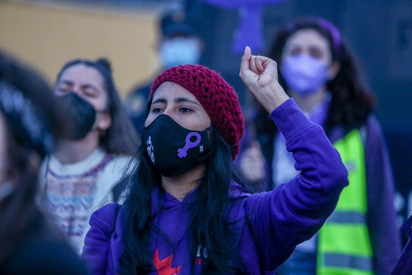 Una mujer participa en una marcha y batukada feminista en el CIE de Aluche, en Madrid. E.P./Ricardo Rubio