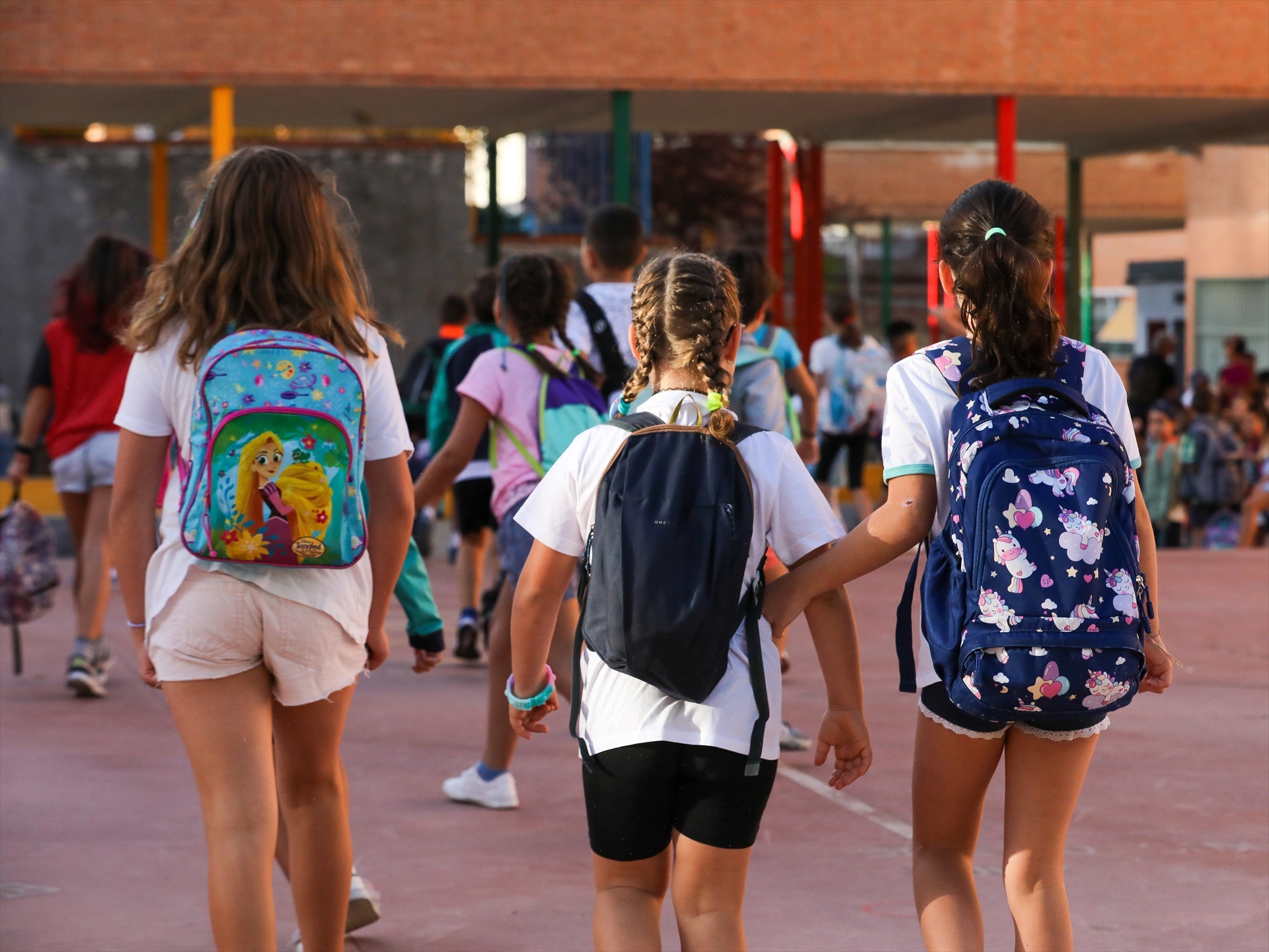 Tres niñas a su llegada al colegio CEIP Hernán Cortés durante el primer día de comienzo del curso escolar, a 7 de septiembre de 2022, en Madrid (España). Foto: Marta Fernández / Europa Press