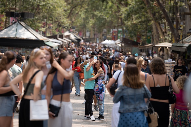 Numerosas personas pasean por Las Ramblas, a 30 de junio de 2023, en Barcelona.- David Zorrakino / Europa Press