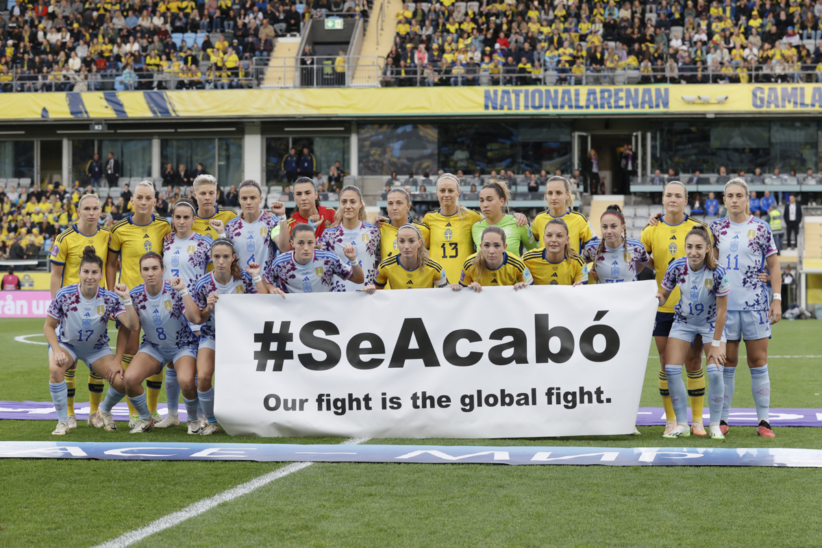 Las jugadoras de Suecia y España posan con una pancarta en la que se lee "Se Acabo, nuestra lucha es global", en Gotemburgo (Suecia) a 22/09/2023. EFE/ Juan Carlos Cárdenas.
