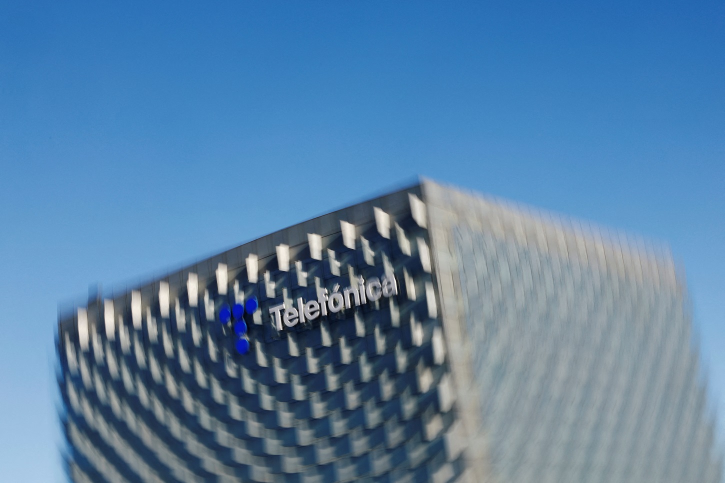 El logo de Telefónica, en su sede corporativa en la zona norte de Madrid. REUTERS/Susana Vera
