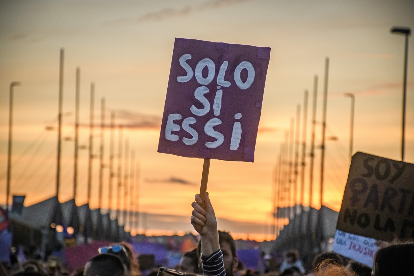 Una manifestante muestra una pancarta con el lema 'Solo sí es sí' durante un marcha convocada por el 8 de marzo en Sevilla. EFE/Raúl Caro
