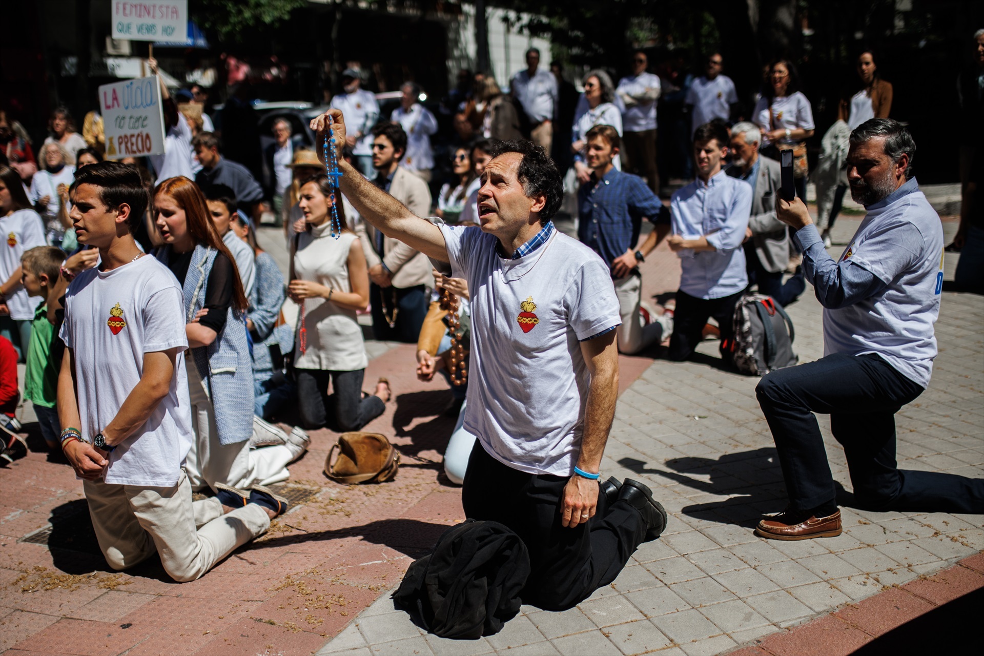 Varias personas se arrodillan y rezan durante una marcha antiabortista desde Plaza de Cuzco hasta la clínica Dator, a 7 de mayo de 2022, en Madrid (España).- Alejandro Martínez Vélez / Europa Press