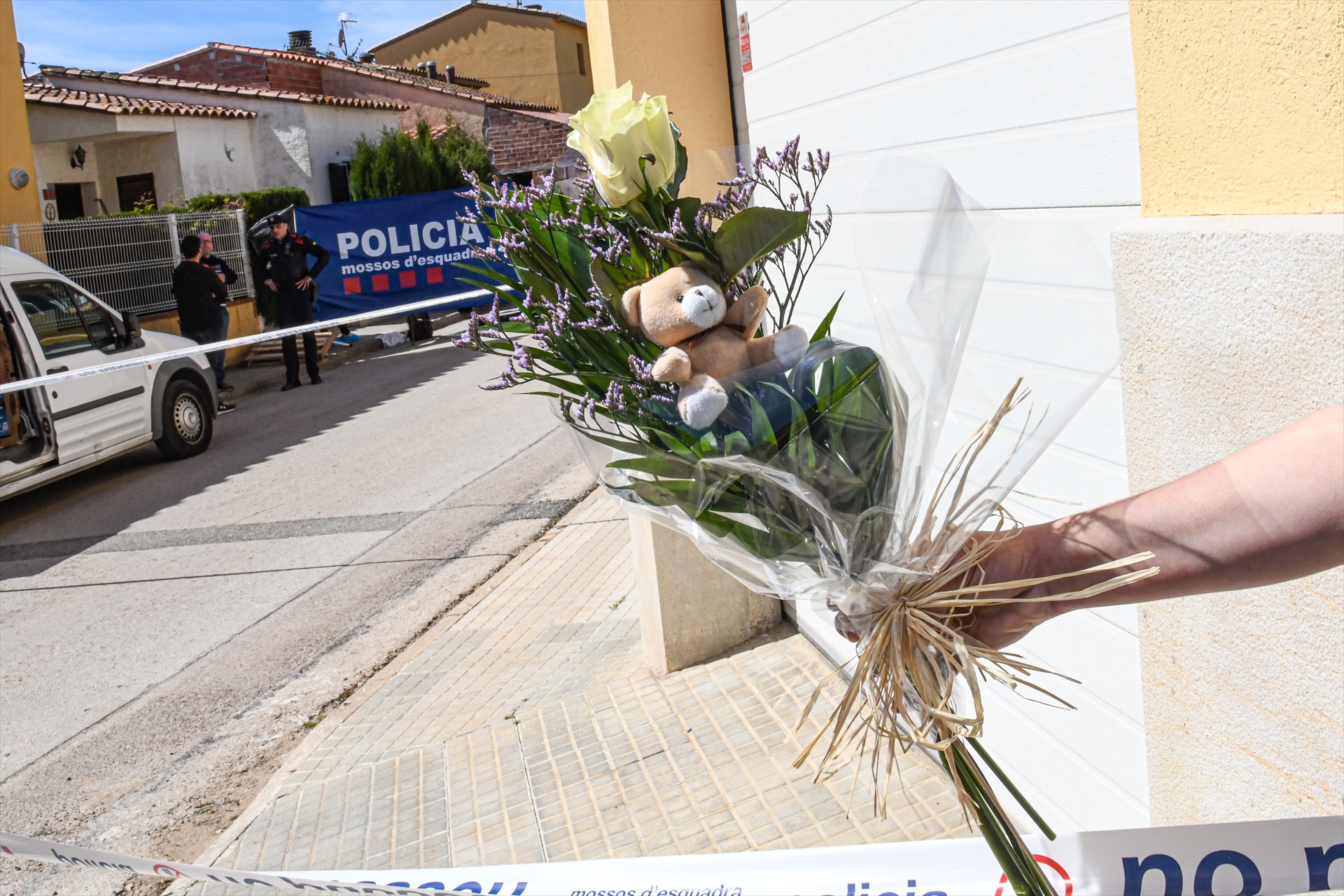 Una persona lleva un ramo de flores y un peluche al lugar de los hechos, a 3 de abril de 2024, en Bellcaire d'Empordà, Girona, Catalunya, (España). Glòria Sánchez / Europa Press
