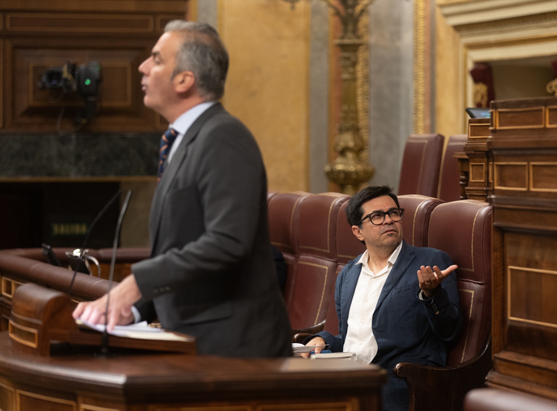 Los diputados Javier Ortega Smith, por Vox, (i) y Gerardo Pisarello, por Sumar, durante una sesión en el Congreso.- Eduardo Parra / Europa Press
