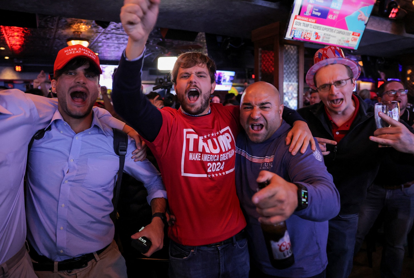 Seguidores de Donald Trump celebran la victoria en las presidenciales en el New York Young Republican Club, en Manhattan, durante la noche electoral. REUTERS/Andrew Kelly