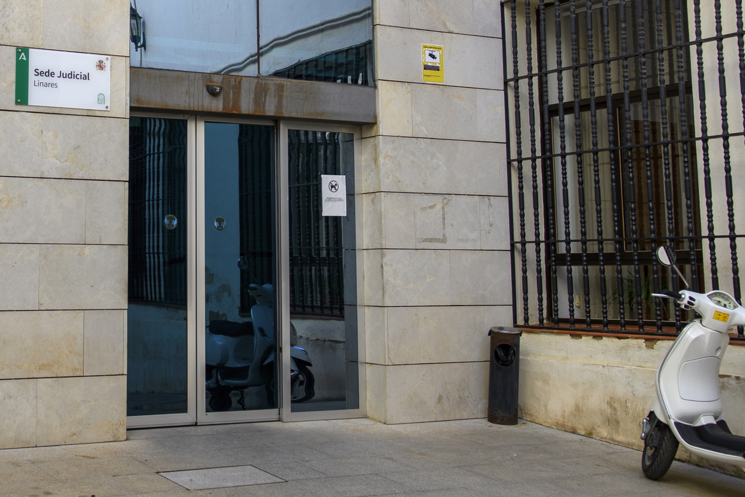 Vista de la sede judicial de Linares, donde se espera que pase a disposición judicial el acusado de matar a un niño de dos años y dejar herido a su hermano, en un caso de violencia vicaria. EFE/ Carlos Cid