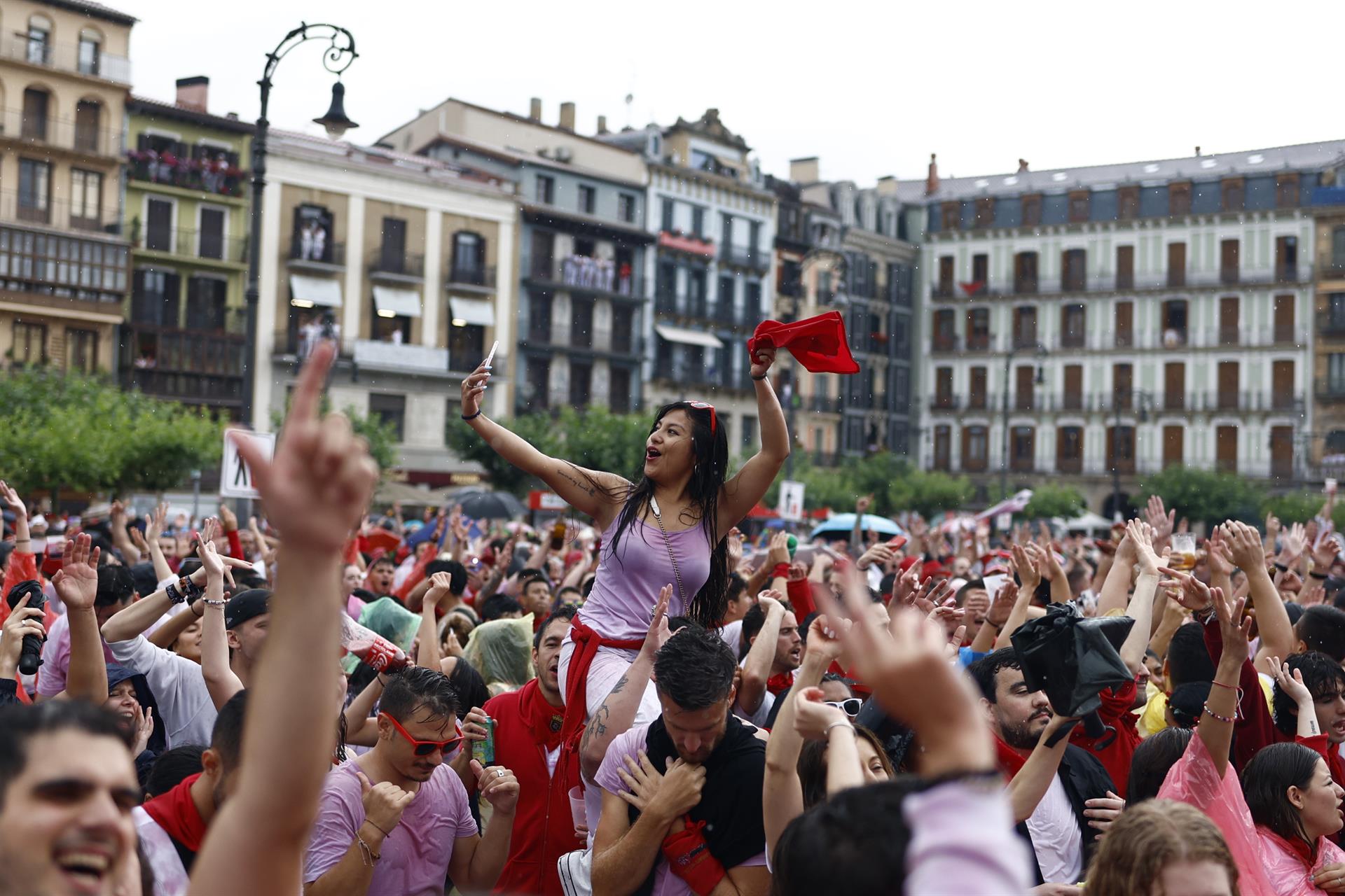 PAMPLONA, 06/07/2022.- Un grupo de jóvenes disfruta tras el chupinazo en la Plaza del Castillo de Pamplona este miércoles durante el comienzo de los Sanfermines 2022. EFE/Rodrigo Jiménez