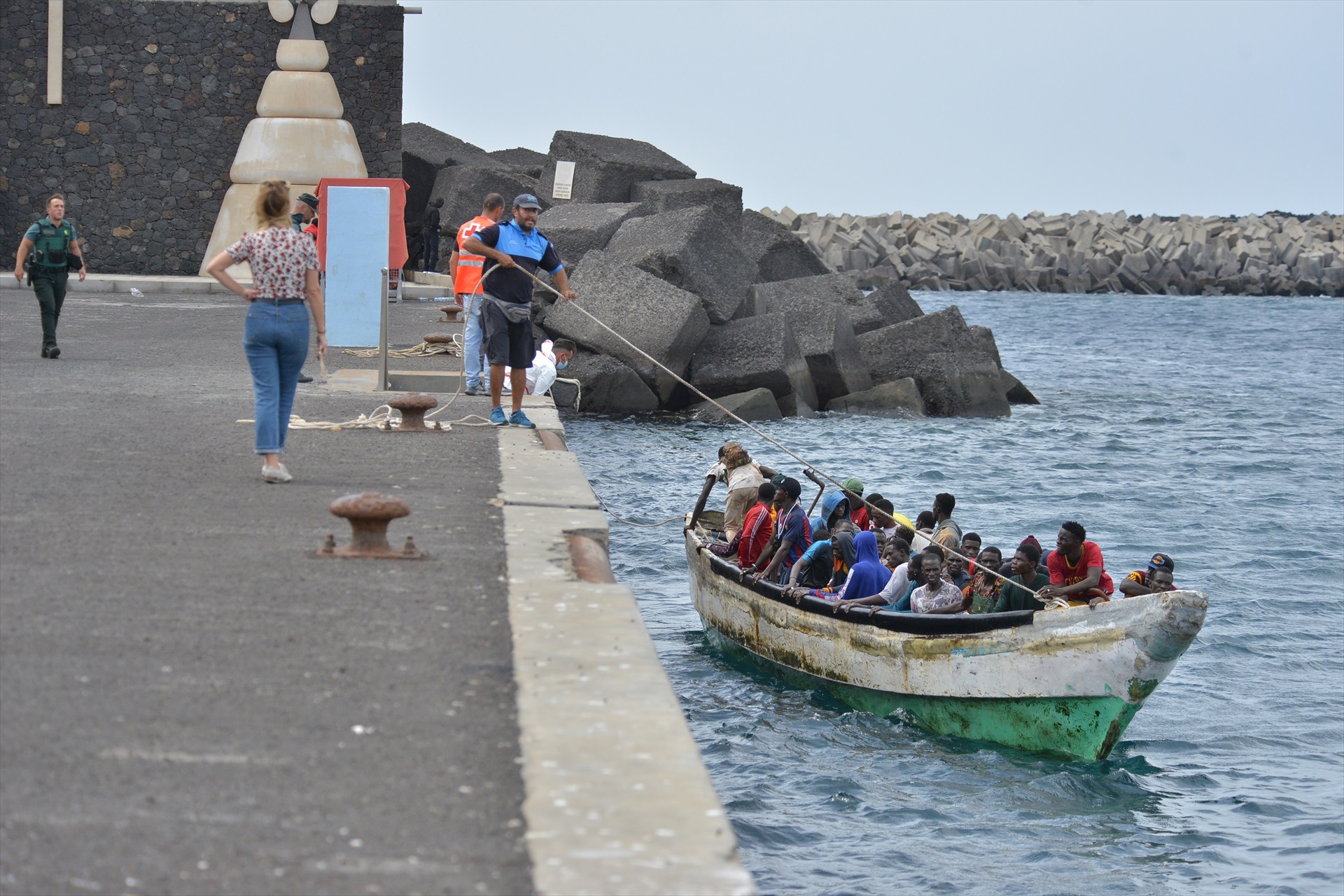 Varias personas llegan en barco al muelle de La Restinga, a 4 de octubre de 2023, en El Hierro, Islas Canarias (España). / Europa Press