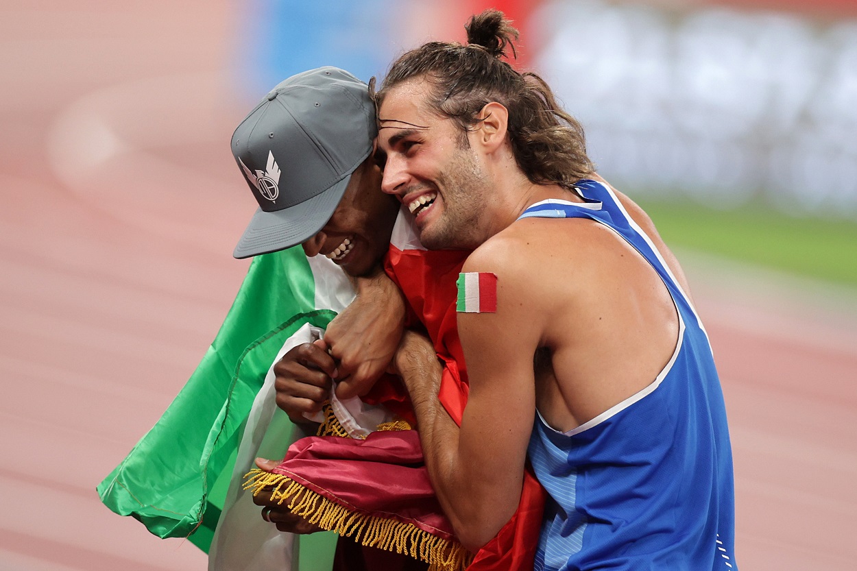 Los atletas Mutaz Essa Barshim (Qatar) y Gianmarco Tamberi (Italia) se abrazan tras compartir el oro en salto de altura en los JJOO de Tokio. REUTERS/Hannah Mckay