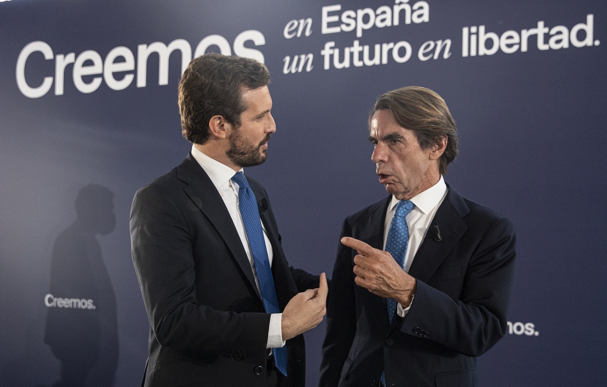 El presidente del PP, Pablo Casado (d), y del expresidente del Gobierno José María Aznar (i), en la Convención Nacional del PP, en septiembre de 2021 en Sevilla. E.P./María José López