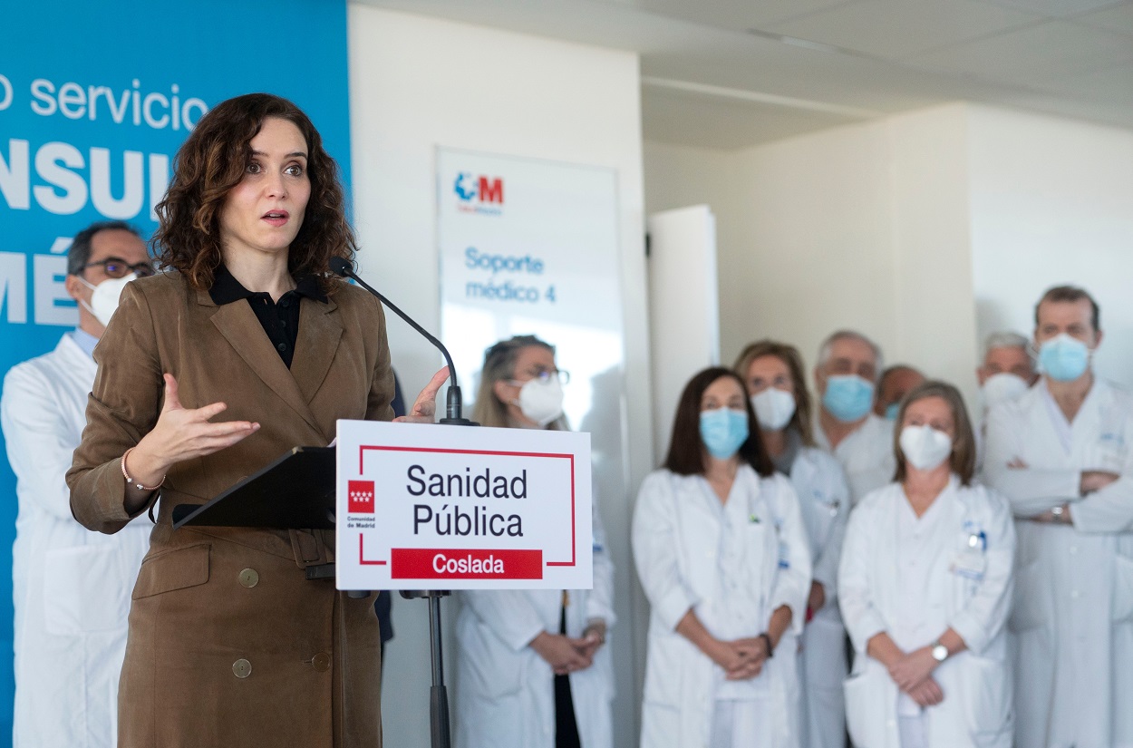 La presidenta de la Comunidad de Madrid, Isabel Díaz Ayuso, comparece en la presentación del funcionamiento de la nueva videoconsulta médica, en el Hospital Universitario de Henares. E.P./Alberto Ortega
