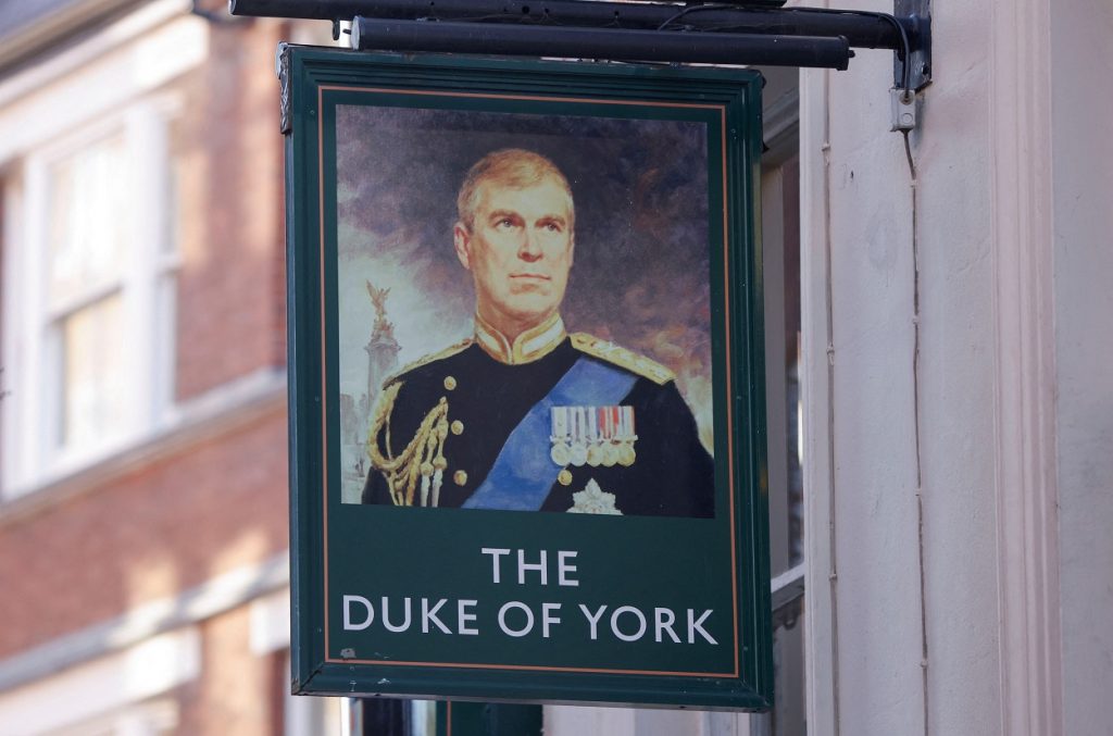Un retrato del príncipe Andrew en una calle de Londres. REUTERS/John Sibley