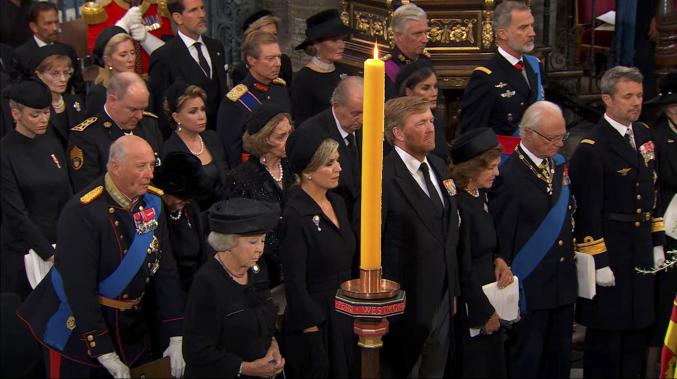 Captura de video de los reyes de España, Felipe VI y Letizia, junto a los eméritos, Juan Carlos y Sofía, en el funeral de Isabel II en la abadía de Westminster, en Londres. EFE/RTVE