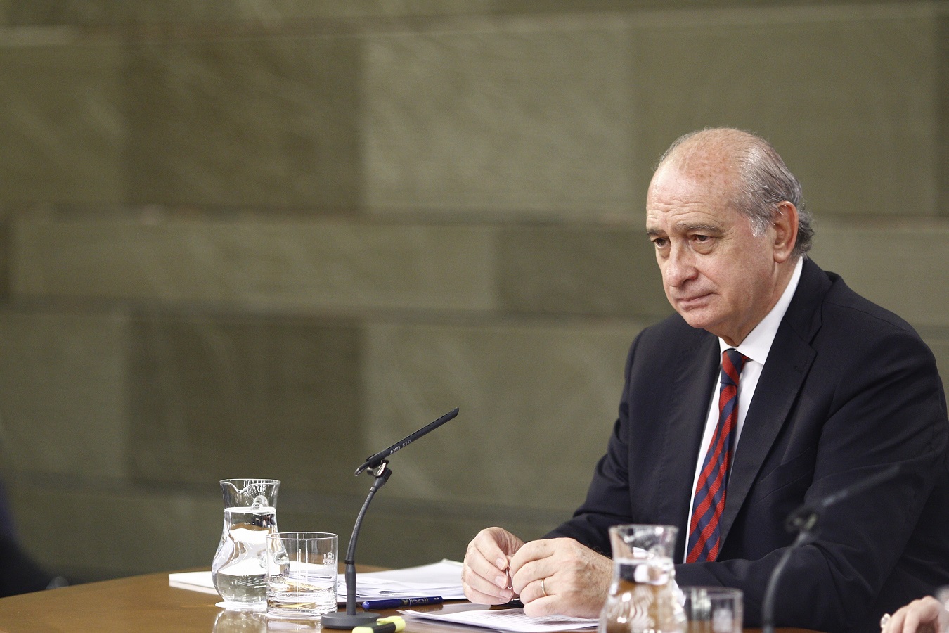 Foto de octubre de 2015 del entonces ministro del Interior, Jorge Fernández Díaz, en una rueda de prensa tras un Consejo de Ministros en el Palacio de la Moncloa. EUROPA PRESS/Eduardo Parra
