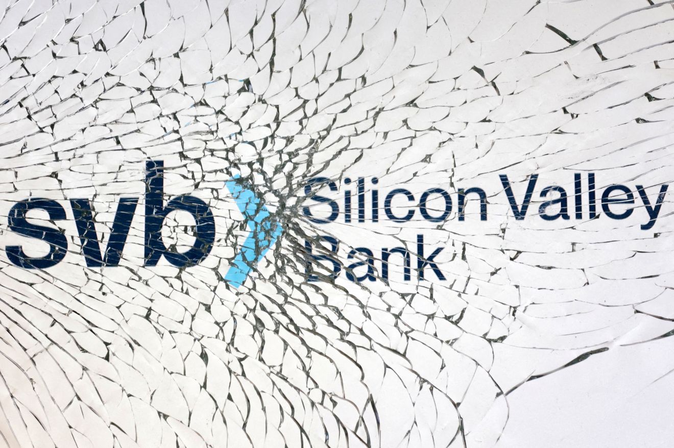 Ilustración del logo de Sillicon Valley Bank despedazado en trozos de cristal. — Reuters/Dado Ruvic