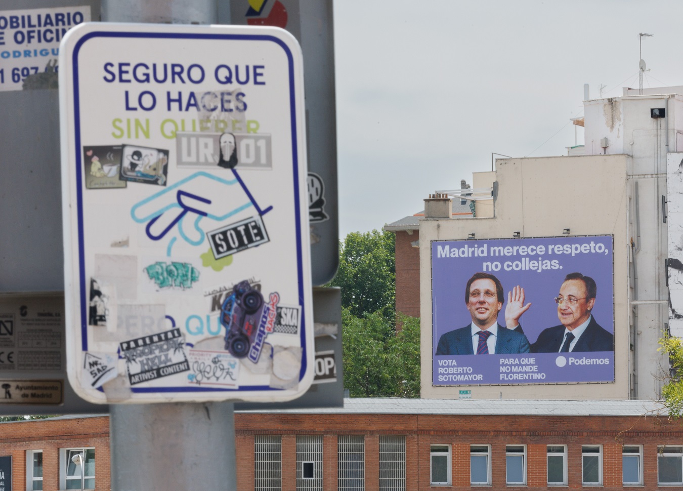 La lona colocada por Podemos en Madrid después de la colleja que Florentino Pérez le propinó a José Luis Martínez-Almeida esta misma semana. — Podemos Madrid / EUROPA PRESS