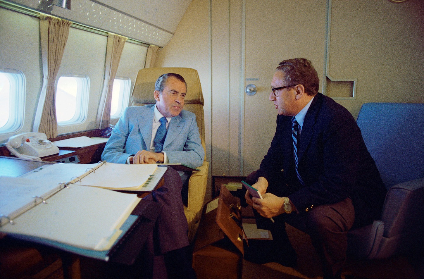 El entonces asesor de seguridad nacional Henry Kissinger con el presidente estadounidense Richard Nixon en el Air Force One durante su viaje a China el 20 de febrero de 1972. REUTERS/Biblioteca Presidencial Richard Nixon