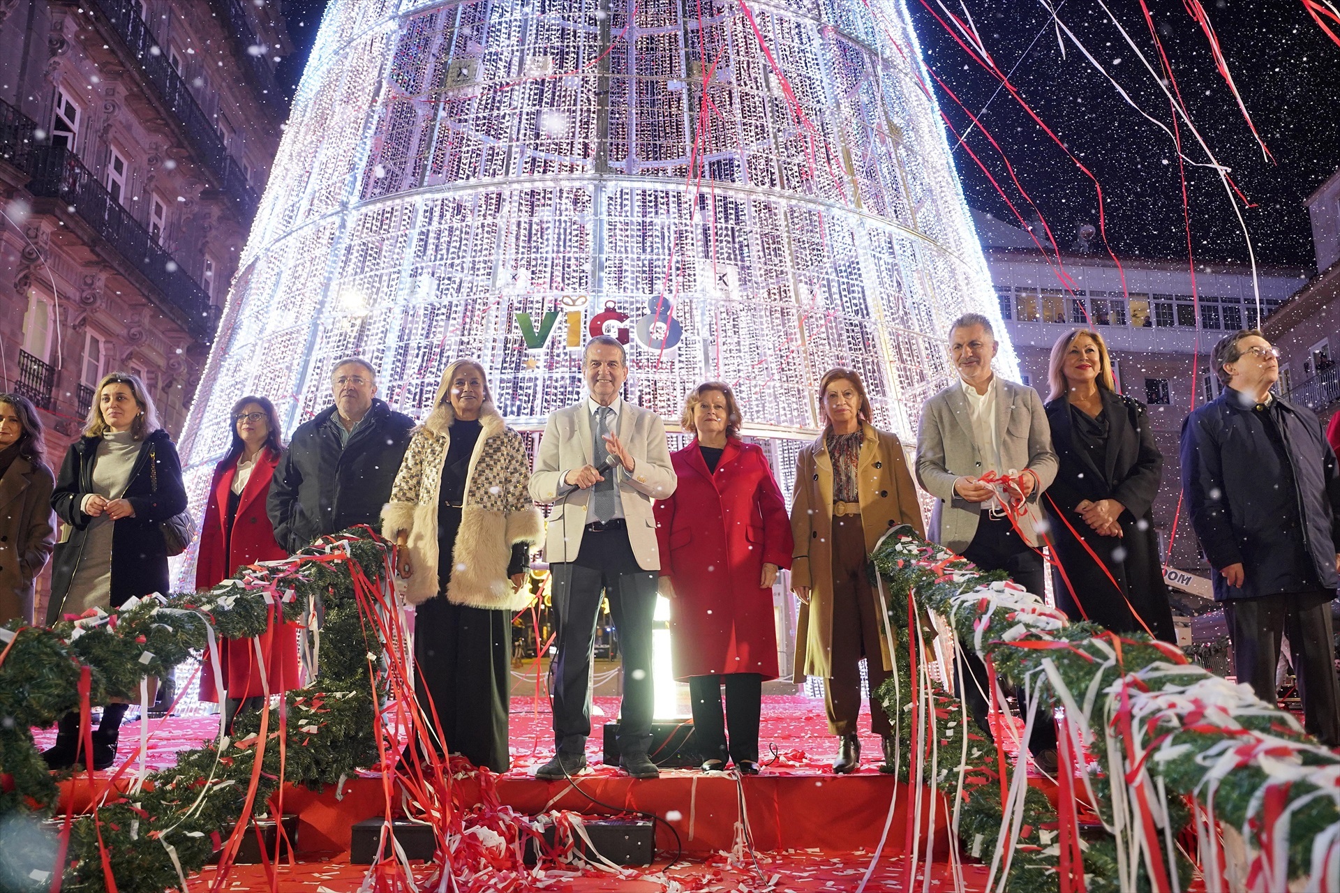 El alcalde de Vigo, Abel Caballero (c), junto a su equipo de gobierno, durante el encendido de las luces de Navidad 2023 en A Porta do Sol de Vigo el pasado 24 de noviembre de 2023. - Javier Vázquez | EUROPA PRESS