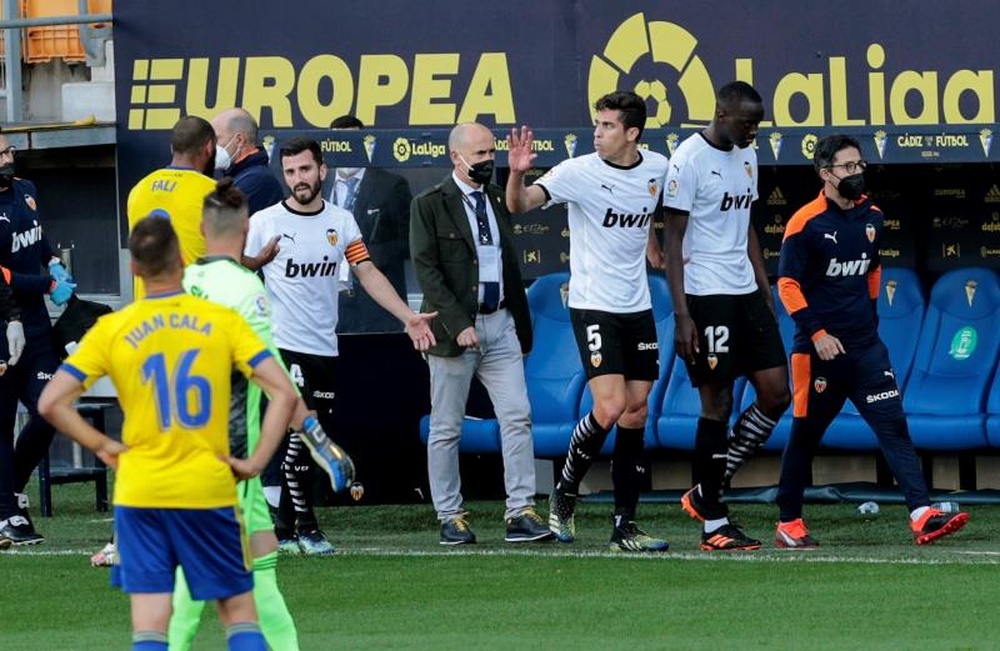 Momento en el que el Valencia CF y Diakhaby reciben retirarse a los vestuarios tras el presunto insulto recibido por Cala.- EFE