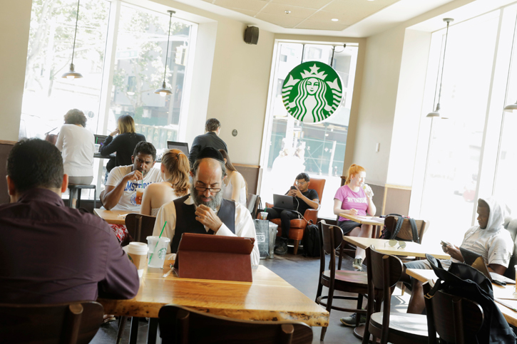 Una cafetería de la cadena Starbucks en Nueva York. REUTERS/Lucas Jackson