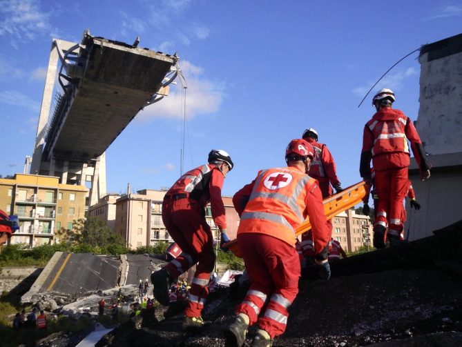 Trabajadores de la Cruz Roja de Italia buscan desaparecidos entre los escombros del puente Morandi en Génova, Italia. / EFE - OFICINA DE PRENSA DE LA CRUZ ROJA