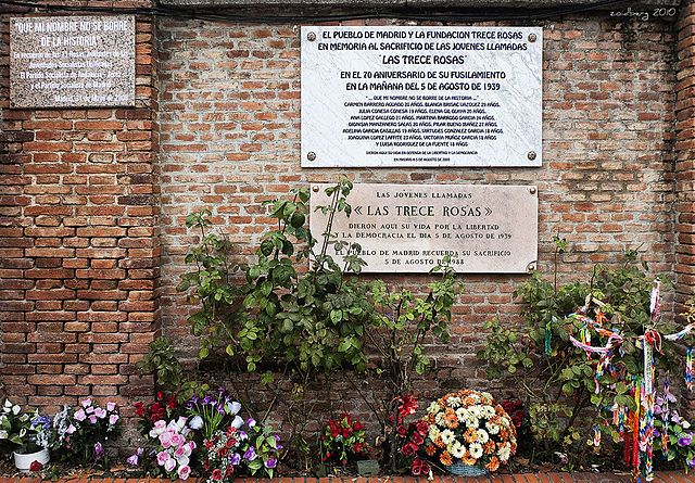 Monumento a las Trece Rosas en el cementerio de La Almudena de Madrid. WIKIPEDIA