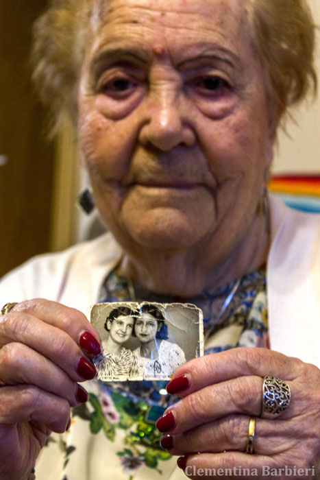 Isabel Montes sostiene una foto de ella de joven con Virtudes González, una de las Trece Rosas