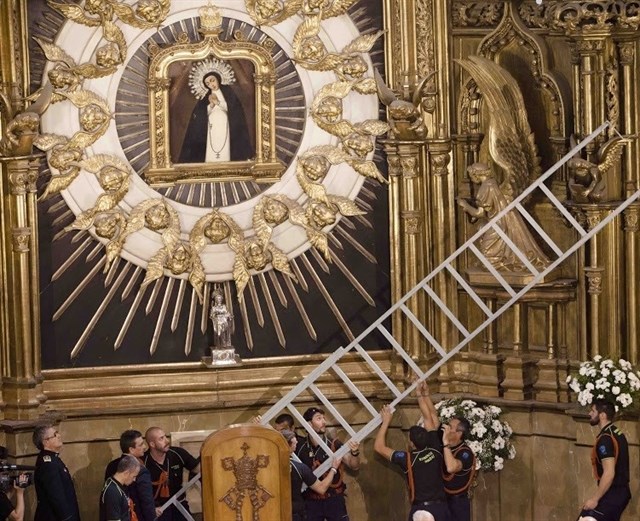 Miembros del Cuerpo de Bomberos de Madrid descuelgan la imagen de su patrona, la Virgen de la Paloma. Foto: Ayuntamiento de Madrid