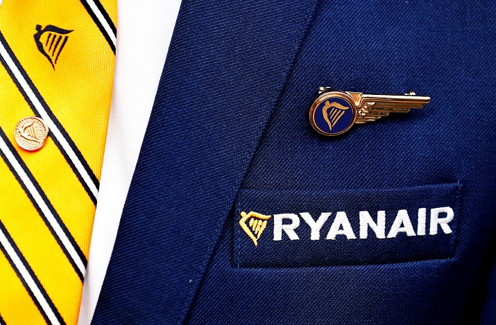 El logo de la aerolínea Ryanair, en el uniforme de un tripulante de cabina. REUTERS/Francois Lenoir