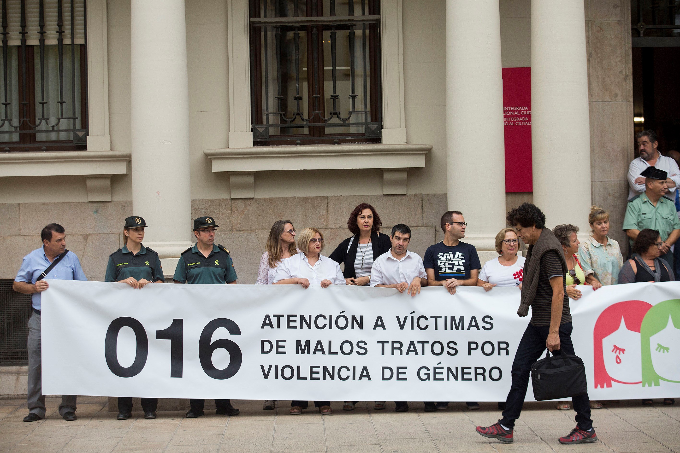 Imagen de la concentración ante la subdelegación del Gobierno en Castellón, en repulsa por el asesinato de las pequeñas Nerea y Martina a manos de su padre. EFE/ Domenech Castelló