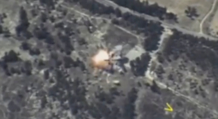 Imagen del Ministerio de Defensa ruso de un misil alcanzando un objetivo en la provincia siria de Idlib. REUTERS