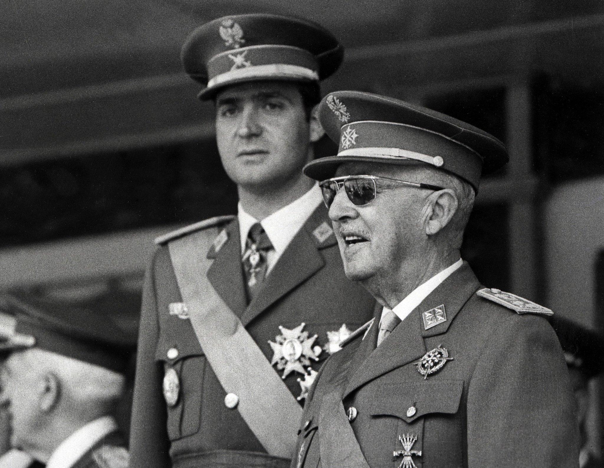 El dictador Francisco Franco con el entonces príncipe Juan Carlos, en el Desfile de la Victoria, en Madrid, en junio de 1971. AFP