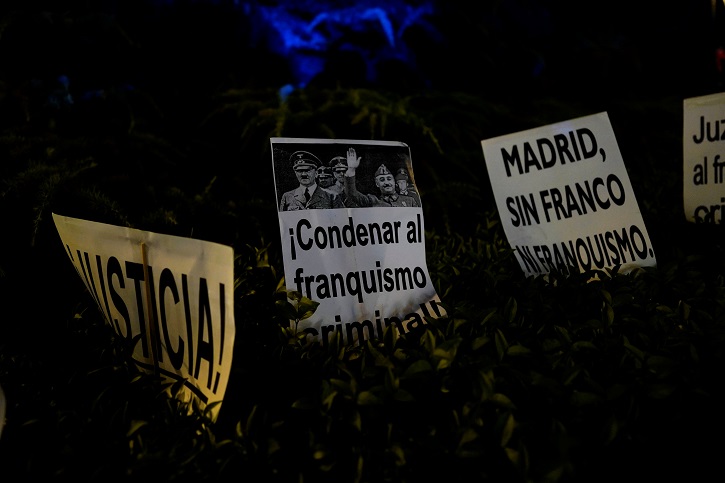 Pancartas de una manifestación contra el entierro del dictador Francisco Franco en la Catedral de la Almudena. REUTERS/Juan Medina