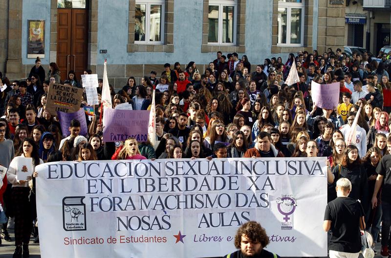 Manifestación en Ferrol del sindicato de estudiantes, durante la jornada de huelga contra el machismo en las aulas. EFE/Kiko Delgado