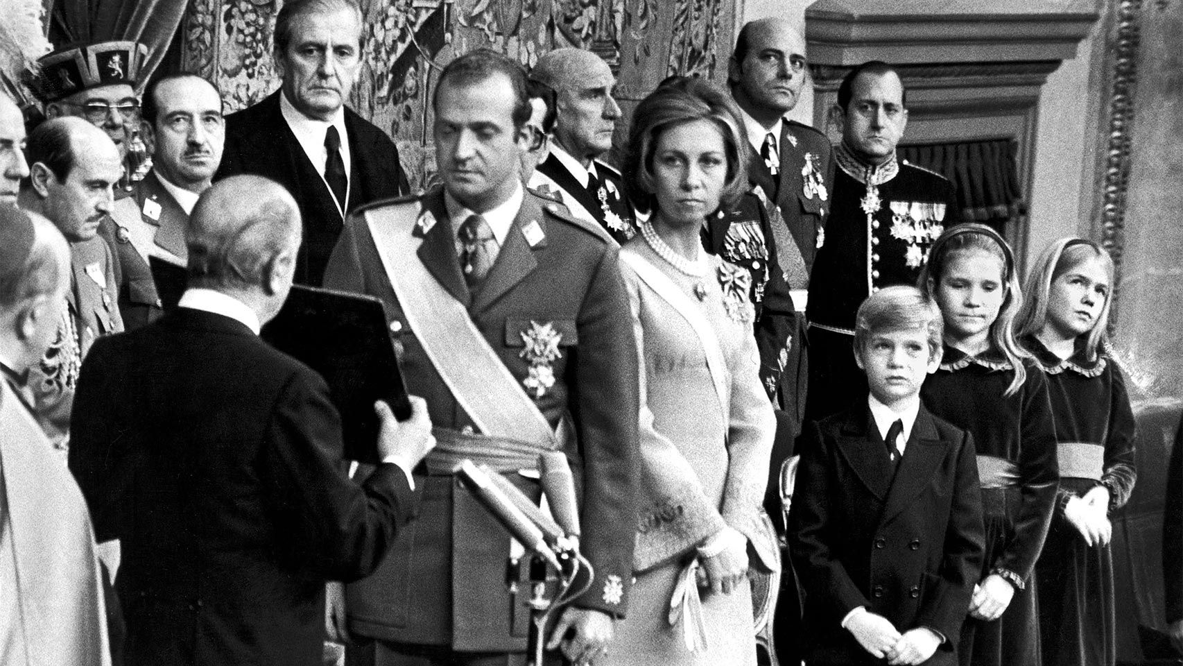 El rey Juan Carlos jura las Leyes Fundamentales del Reino en el acto de proclamación como rey, en 1975. EFE
