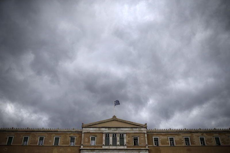 La bandera griega en lo alto del Parlamento, en la Plaza Sintagma, de Atenas. REUTERS