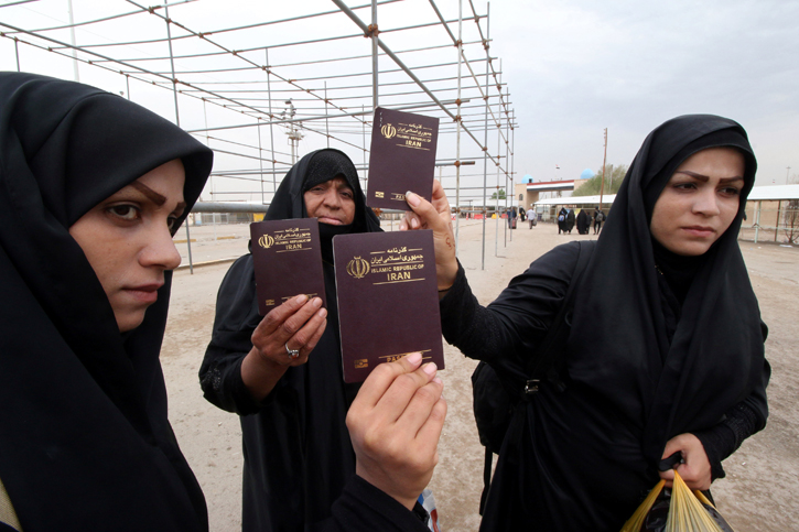 Mujeres iraníes muestran sus pasaportes en el cruce fronterizo de Shalamcha. REUTERS / Essam al-Sudani
