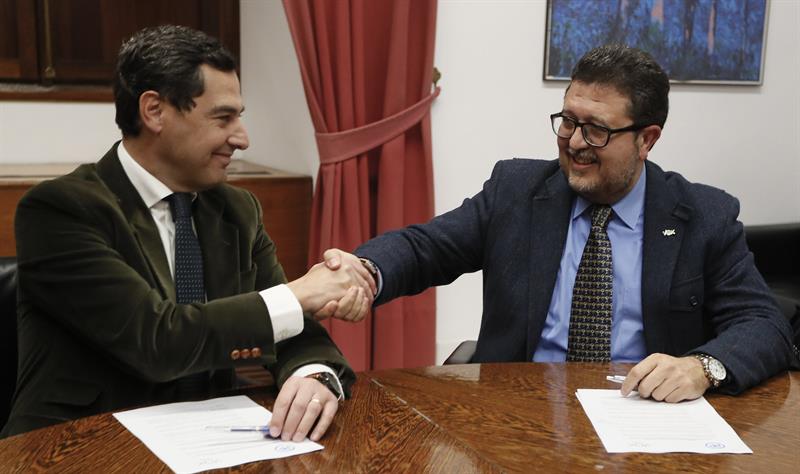 El presidente del PP-A, Juanma Moreno, estrecha la mano con el líder andaluz de Vox, Francisco Serrano, tras cerrar su acuerdo para permitir la investidura del candidato popular como presidente de la Junta de Andalucía. EFE/Jose Manuel Vidal