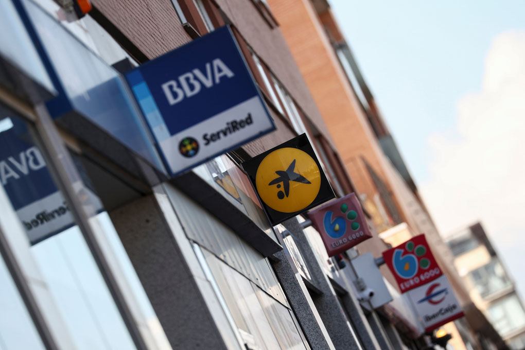 Varias oficinas bancarias en una calle de Madrid. REUTERS