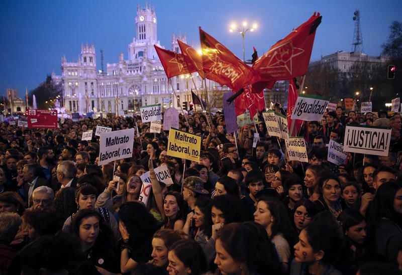 Mujeres en la manifestación del 8M de 2017 en Madrid. EFE