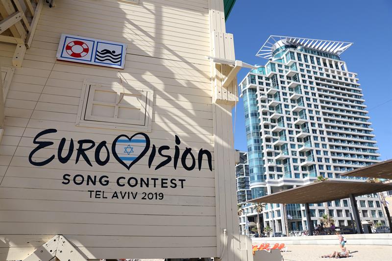 Una cabaña de salvavidas pintada con el logo del Festival de la Canción de Eurovisión en la playa de Tel Aviv (Israel). EFE/ Abir Sultan