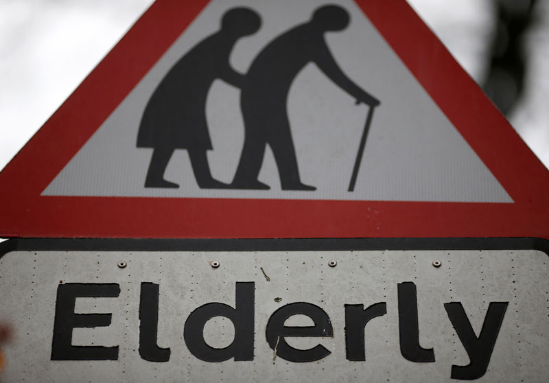 Señal de tráfico avisando de la cercanía de personas mayores, en norte de Inglaterra. REUTERS/Phil Noble